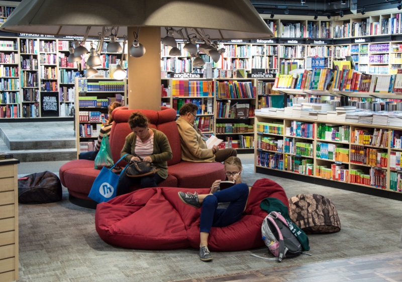 magasin-ISOLA-min_books_bookstore_book_reader_readers_reading_shop_sale_books-849006